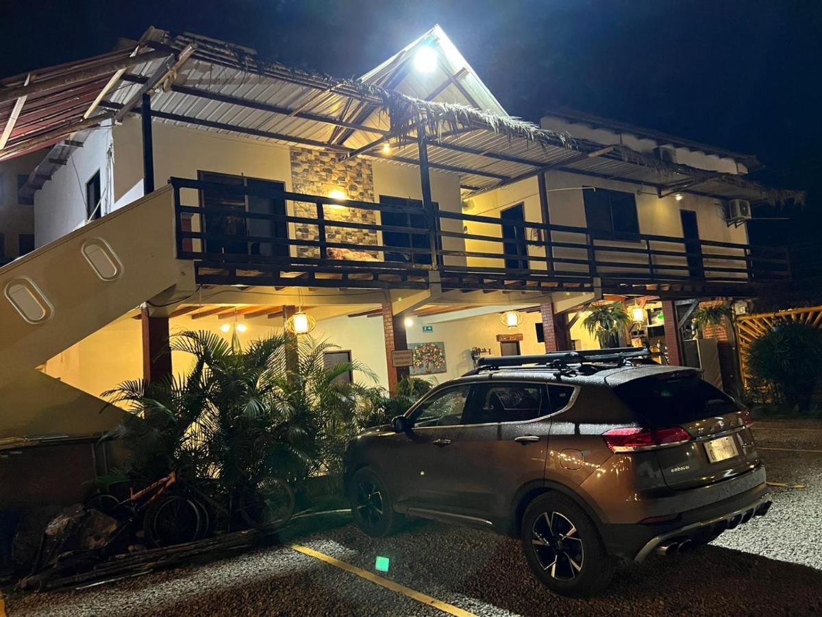 Hotel Berlin International Puerto López Екстериор снимка