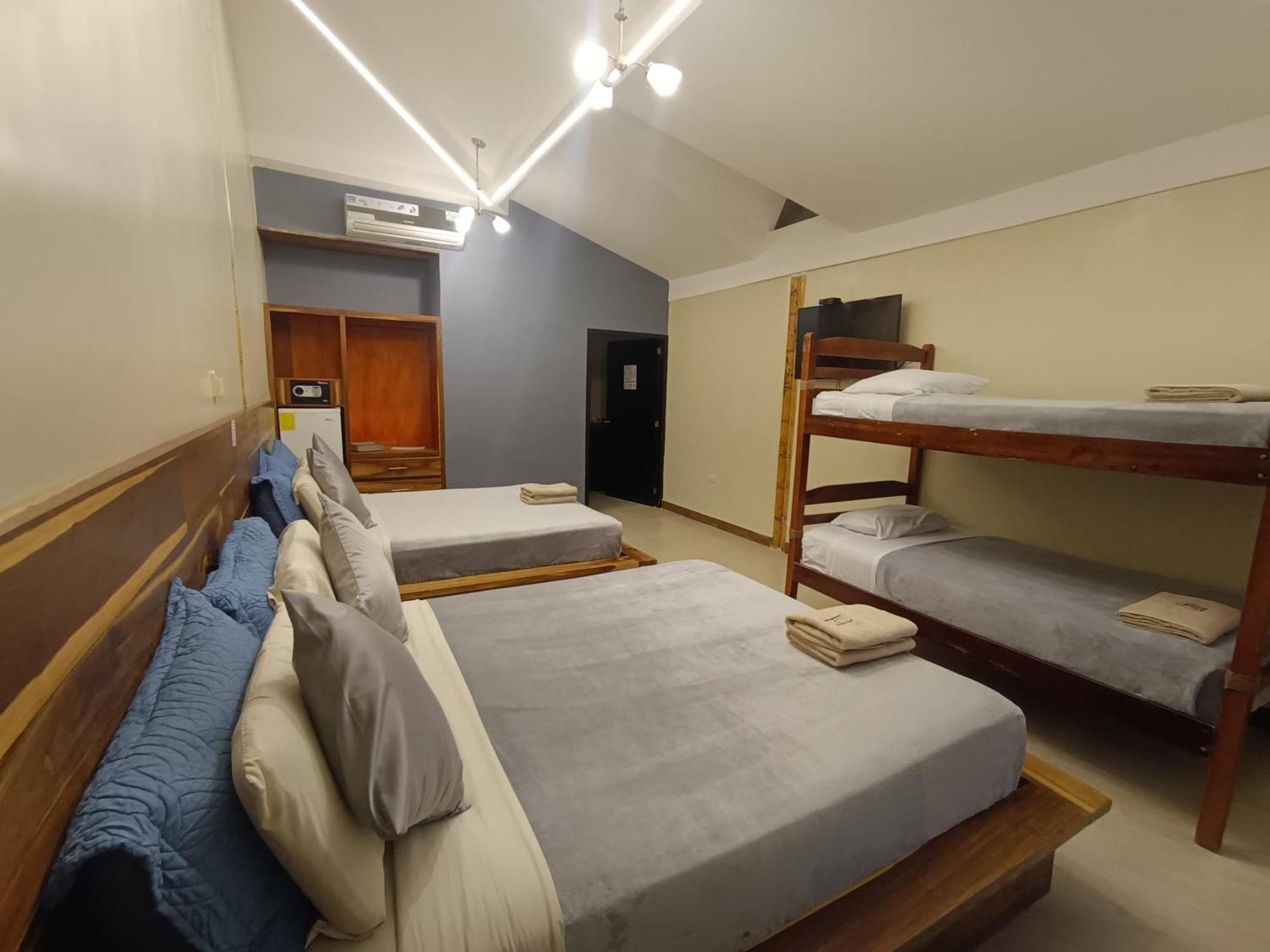 Hotel Berlin International Puerto López Екстериор снимка